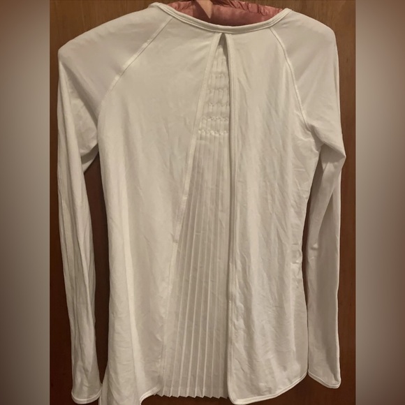 15.5”PTP SIZE 4 or SMALL LULULEMON MAKING MOVES PLEATED LONG SLEEVE WHITE TOP - Picture 2 of 16